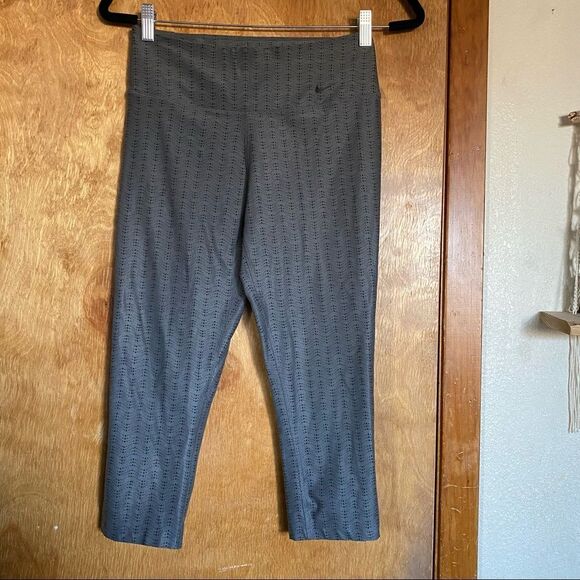 🍄 Nike Gray Cropped Athletic Leggings - Picture 1 of 4